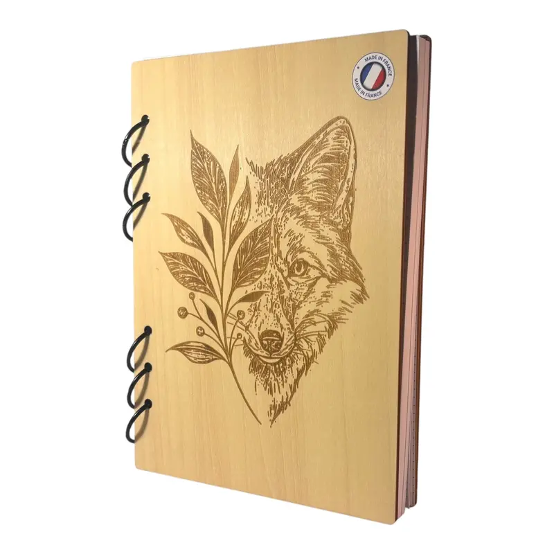 027 - Cahier renard derrière une plante