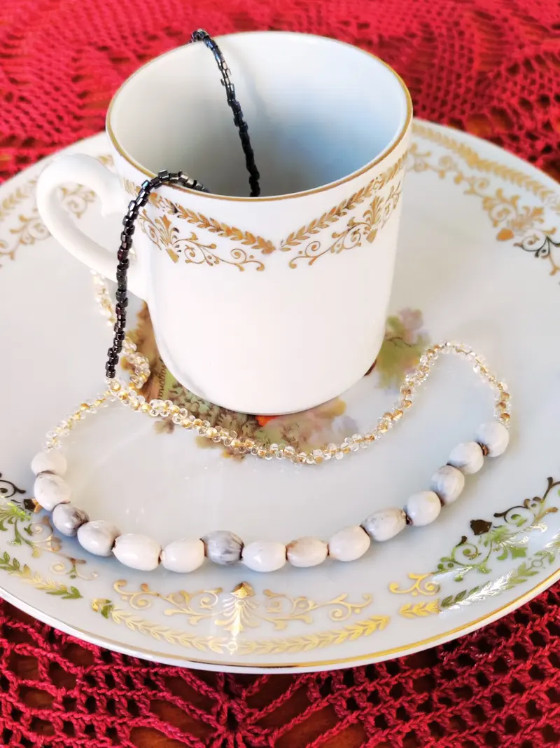 Collier sautoir artisanal en graines Larme de Job de Martinique et perles en verre – Bijou bohème chic