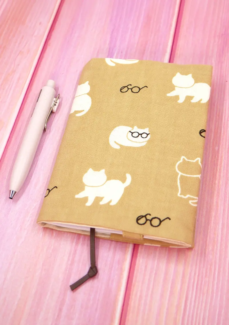 Couverture en tissu pour livre ou carnet A6 - Chat et lunettes