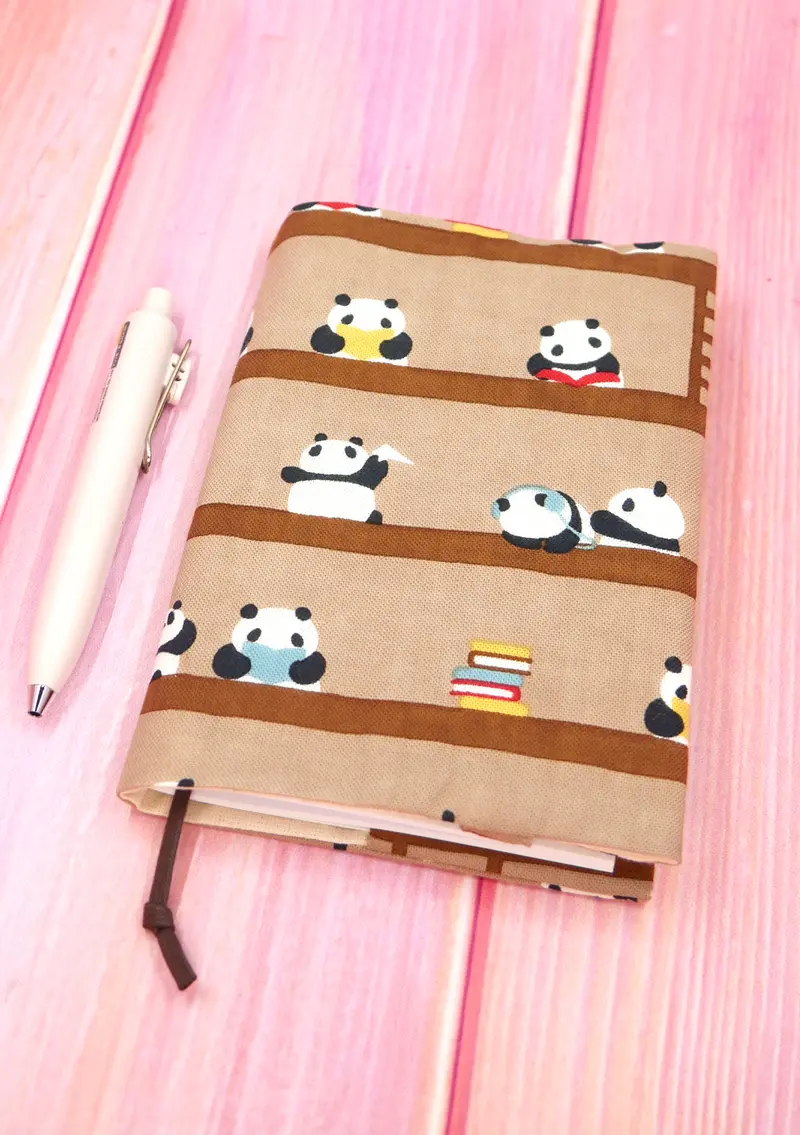 Couverture en tissu pour livre ou carnet A6 - Panda et livres