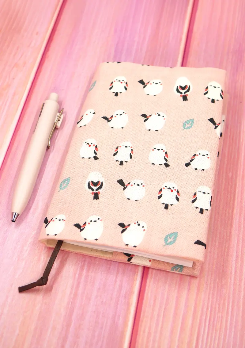 Couverture en tissu pour livre ou carnet A6 - Shimaenaga rose
