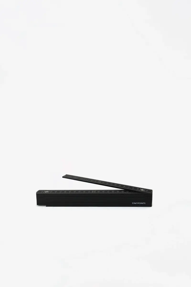 Mètre pliant en bois teinté noir